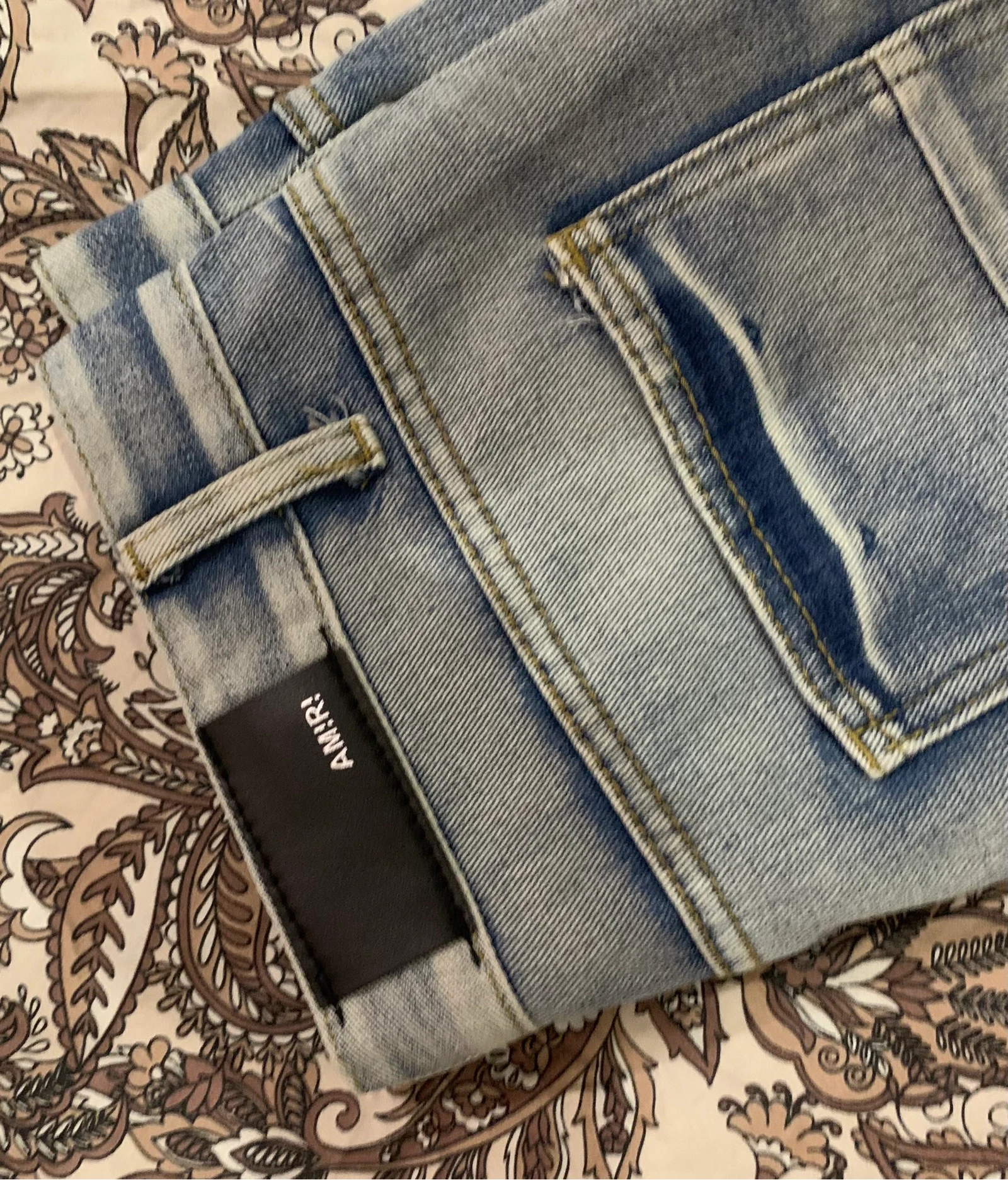 Jeans rasgado com efeito desbotado e logo 'IRI' – photo 2